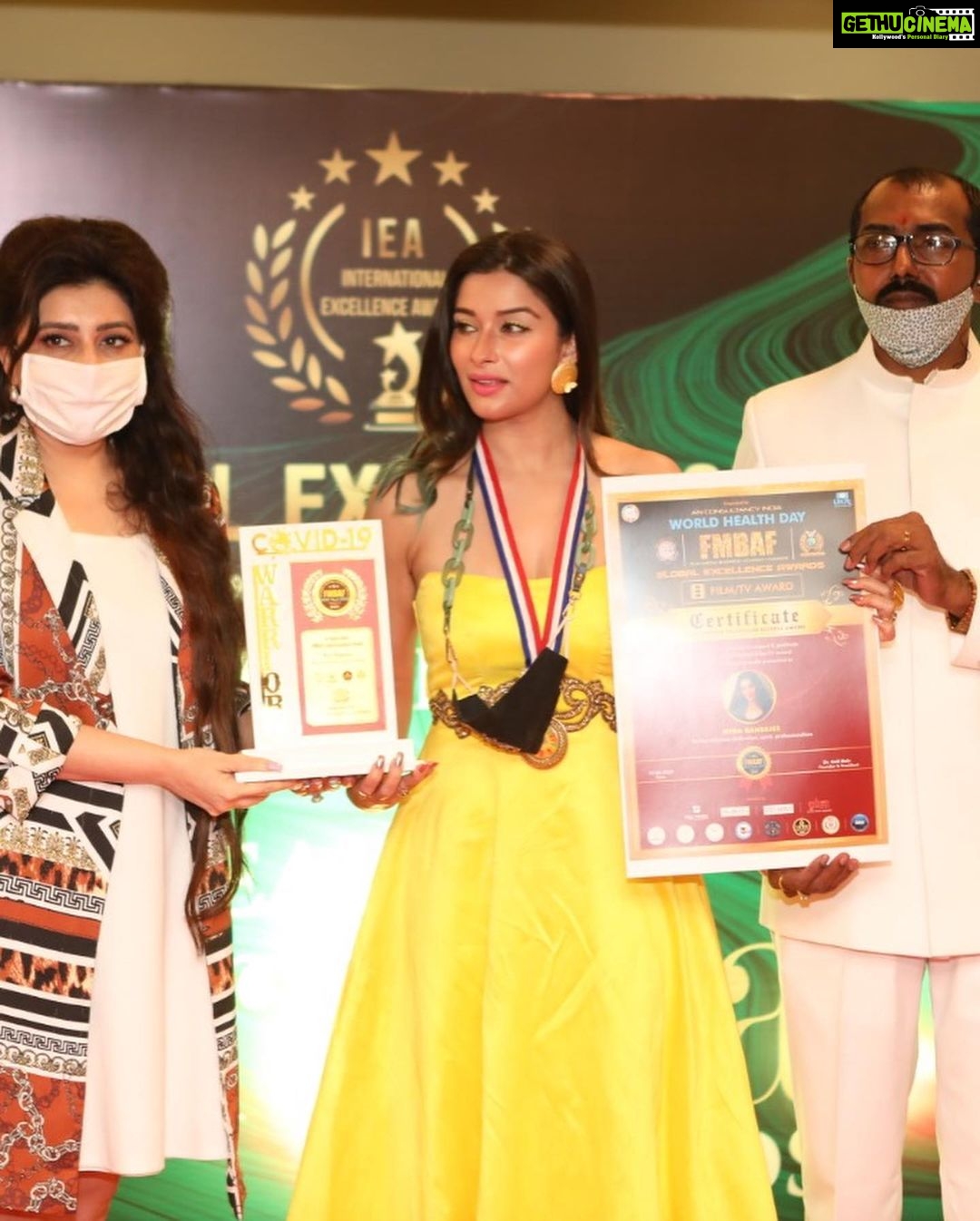 Madhuurima Instagram - Happy faces always ❤️❤️ HEALTH AROGYA AWARDS with M/S DIPLOMATIC MISSION IN ASSOCIATION on 9th April,2021 WORLD HEALTH DAY(WHO) at THE HOTEL GRAND PENINSULA 2021 Thank you the Organiser and Founder Dr.Anil Nair For Felicitating me GLOBAL ARTIST MANAGERS :@ssongerwala @quresh2018 @an.india.international @asphotography_official @archanakochharofficial