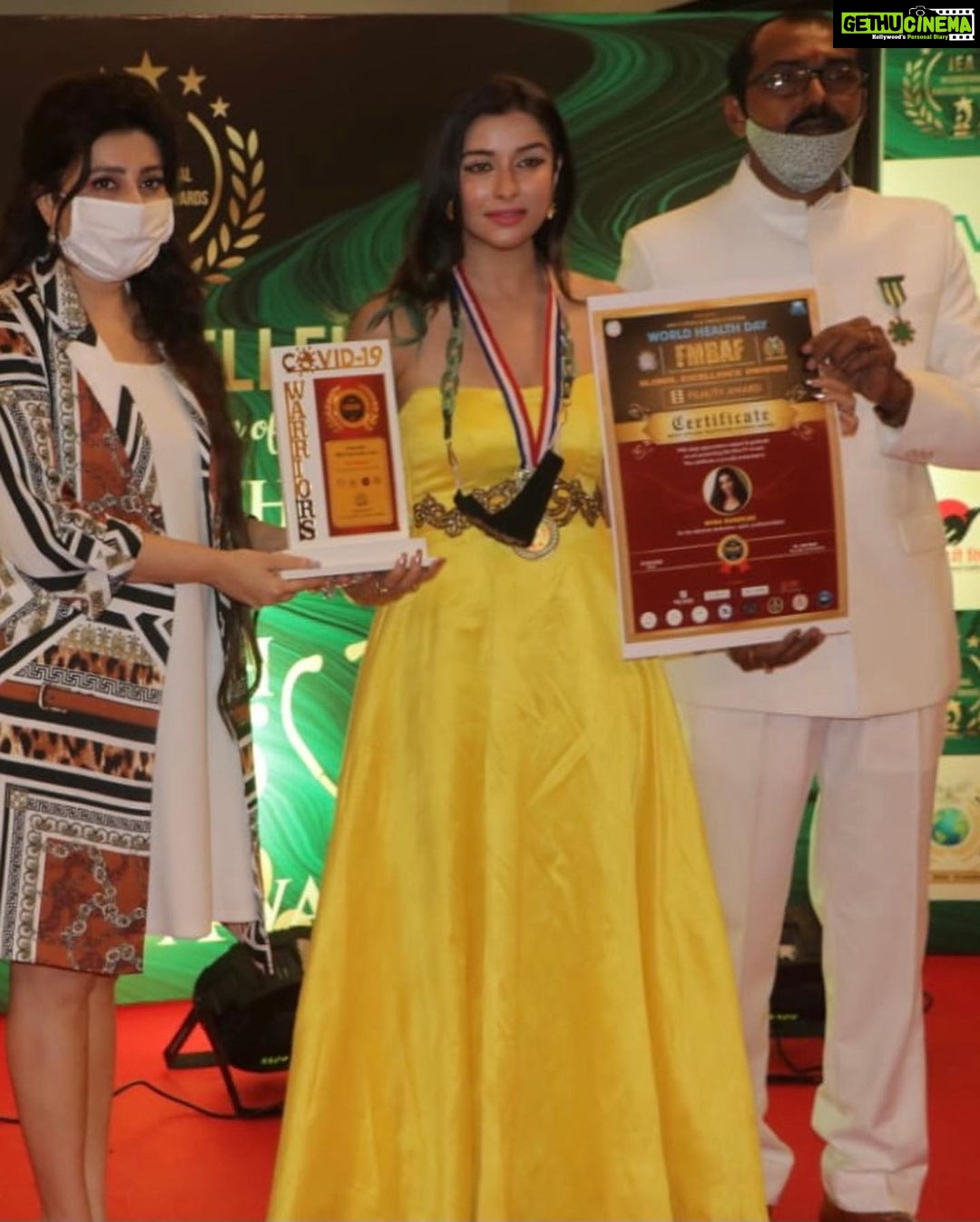 Madhuurima Instagram - Happy faces always ❤️❤️ HEALTH AROGYA AWARDS with M/S DIPLOMATIC MISSION IN ASSOCIATION on 9th April,2021 WORLD HEALTH DAY(WHO) at THE HOTEL GRAND PENINSULA 2021 Thank you the Organiser and Founder Dr.Anil Nair For Felicitating me GLOBAL ARTIST MANAGERS :@ssongerwala @quresh2018 @an.india.international @asphotography_official @archanakochharofficial