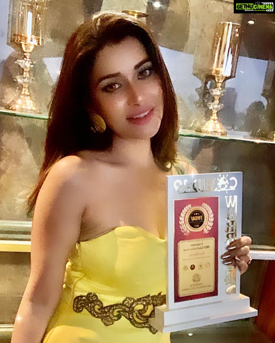 Madhuurima Instagram - Diva-ing to the hilt. Yet another one for the most stylish actor. ❤️❤️. #awards #stylish #styleicon #gorgeous #gratitude. Earrings by @khushi_artificial_jewellery