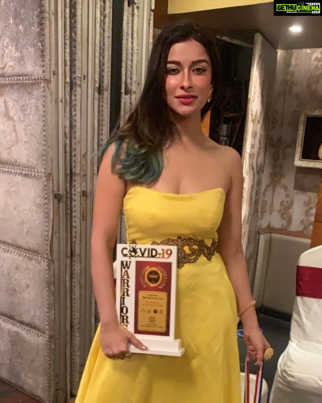 Madhuurima Instagram - Diva-ing to the hilt. Yet another one for the most stylish actor. ❤️❤️. #awards #stylish #styleicon #gorgeous #gratitude. Earrings by @khushi_artificial_jewellery