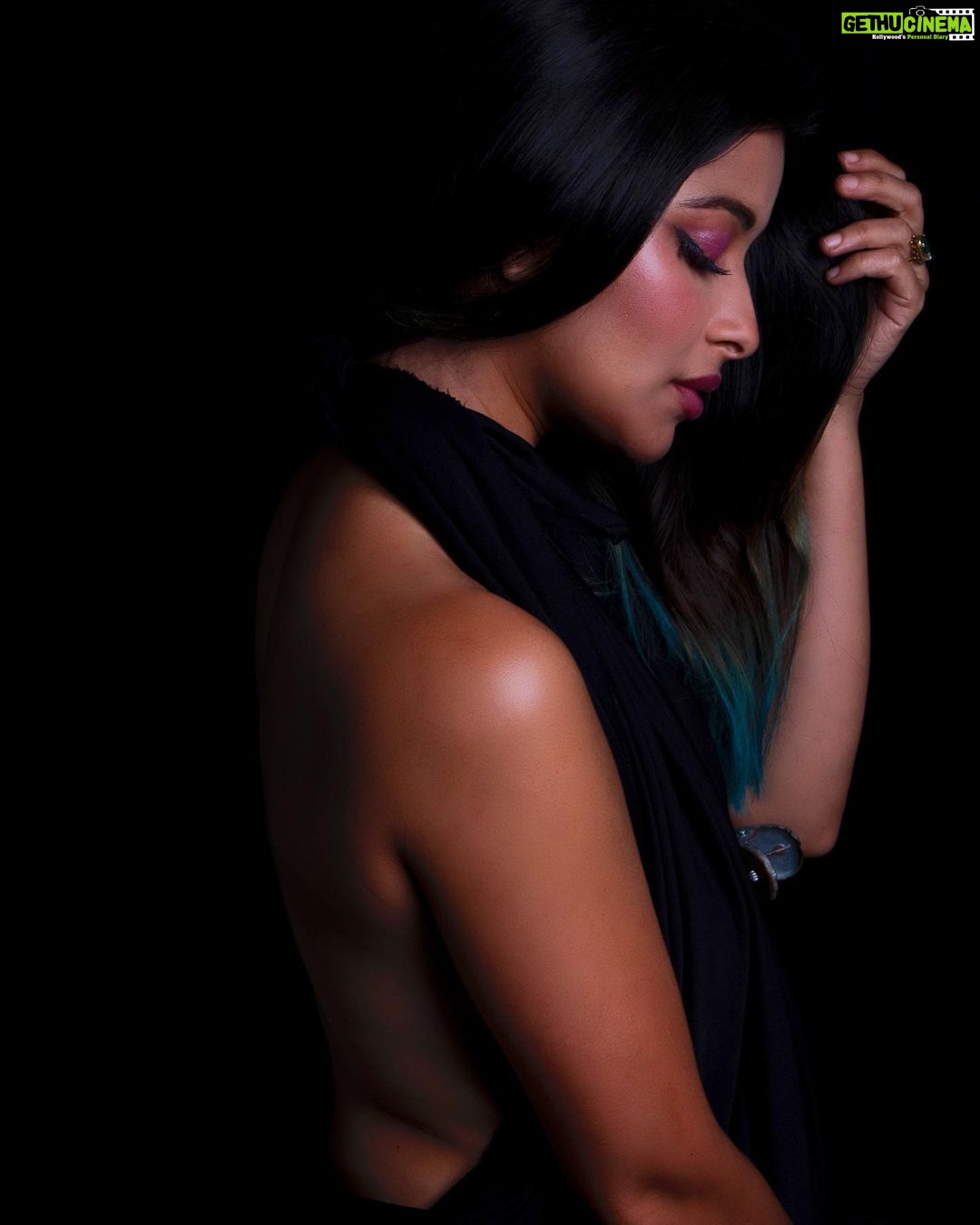 Madhuurima Instagram - Shyness has a strange element of narcissism, a belief that how we look, how we perform, is truly important to other people. Shot by @trueclick01 #shy #carefree #nyrabanerjee #beautiful #explore #explorepage #instadaily #instagood #instagram #instalike #instadaily
