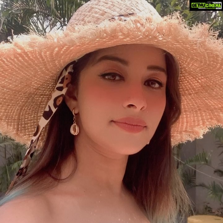 Madhuurima Instagram - And I’m looking at u asking u to praise me for my new hat 🤪🤪. #beach #beachvibes #strawhat #peppy #colourful #art #artistsoninstagram #cute #kiss #nyrabanerjee