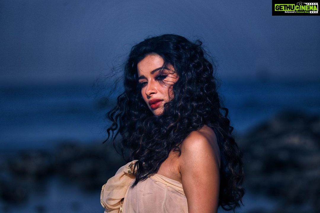 Madhuurima Instagram - I walk past the storms ! I walk past the thunders ! I walk pass the dimensions that world has created and Yet I walk n pass my own limitations! Shot by @photostoriesbysc #explore #dusk #eve #sunset #gold #newbeginnings #newpost #newborn #new #love #loveyourself #loveislove #loveyou #lover #soul #storm #water #ocean #nyrabanerjee #saraswati