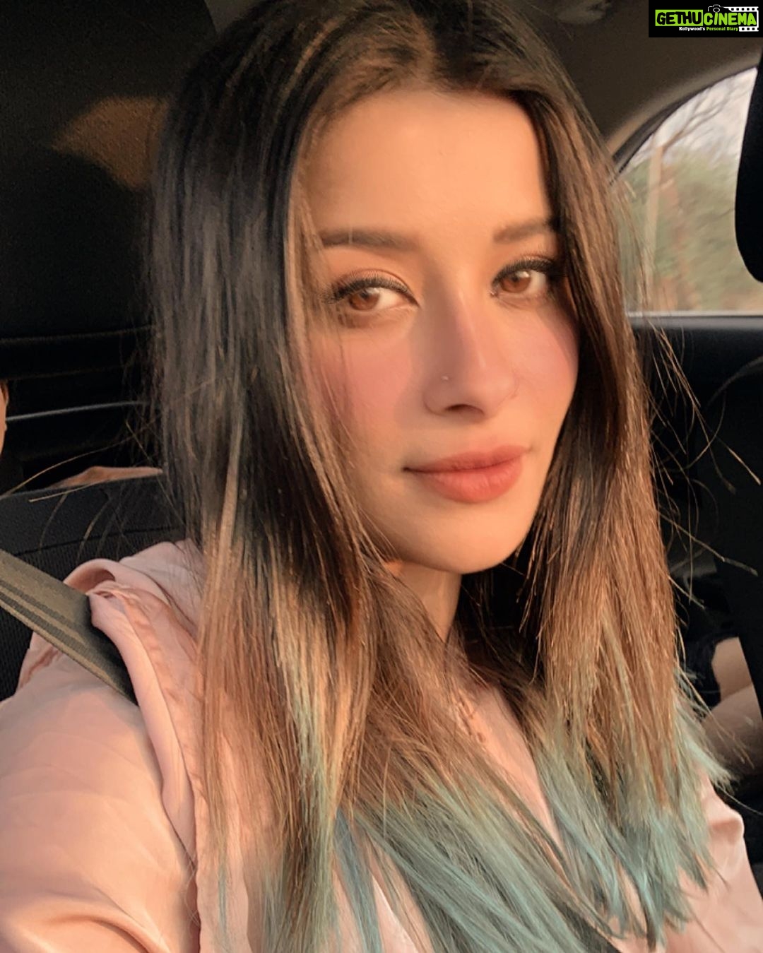 Madhuurima Instagram - The golden light , the golden hour , the golden days , the golden memories . It’s the golden love . I preserve ❤️ #eve #evening #golden #gold #innocent #lover #loveyou #loveislove #lovestory #yellow #dusk #explore #explorer #instagram #instagood #insta