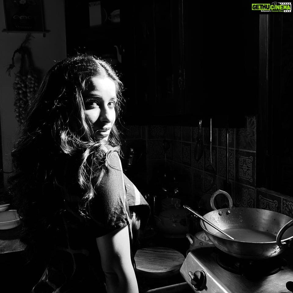 Madhuurima Instagram - Aise na mujhe tum dekho 😜 #black #chrome #nyrabanerjee #explore