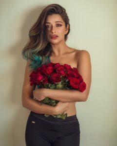Madhuurima Instagram - Happppppyyyy valentines ❤️❤️ shot by @arindamsikdarphotography . #love #valentine #valentineday #flowers #roses #pictureoftheday #pic #explore #explorer #indian #indianactress #bollywood @pinkvilla @pinkvillafashion @tellychakkar @tellymasala @balajimotionpictures @altbalaji #beauty #goddess #red #night #redvelvet