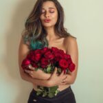 Madhuurima Instagram - Happppppyyyy valentines ❤️❤️ shot by @arindamsikdarphotography . #love #valentine #valentineday #flowers #roses #pictureoftheday #pic #explore #explorer #indian #indianactress #bollywood @pinkvilla @pinkvillafashion @tellychakkar @tellymasala @balajimotionpictures @altbalaji #beauty #goddess #red #night #redvelvet