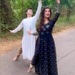 Madhuurima Instagram - When two buddies and one being my dance teacher make quick dance reels on random roads 😜😜 @mehuljoseph123 . #reels #kathak #reelsinstagram #reelitfeelit #feelitreelit #explore #video #videooftheday #cinema @ranveersingh @deepikapadukone #bajiraomastani #movie