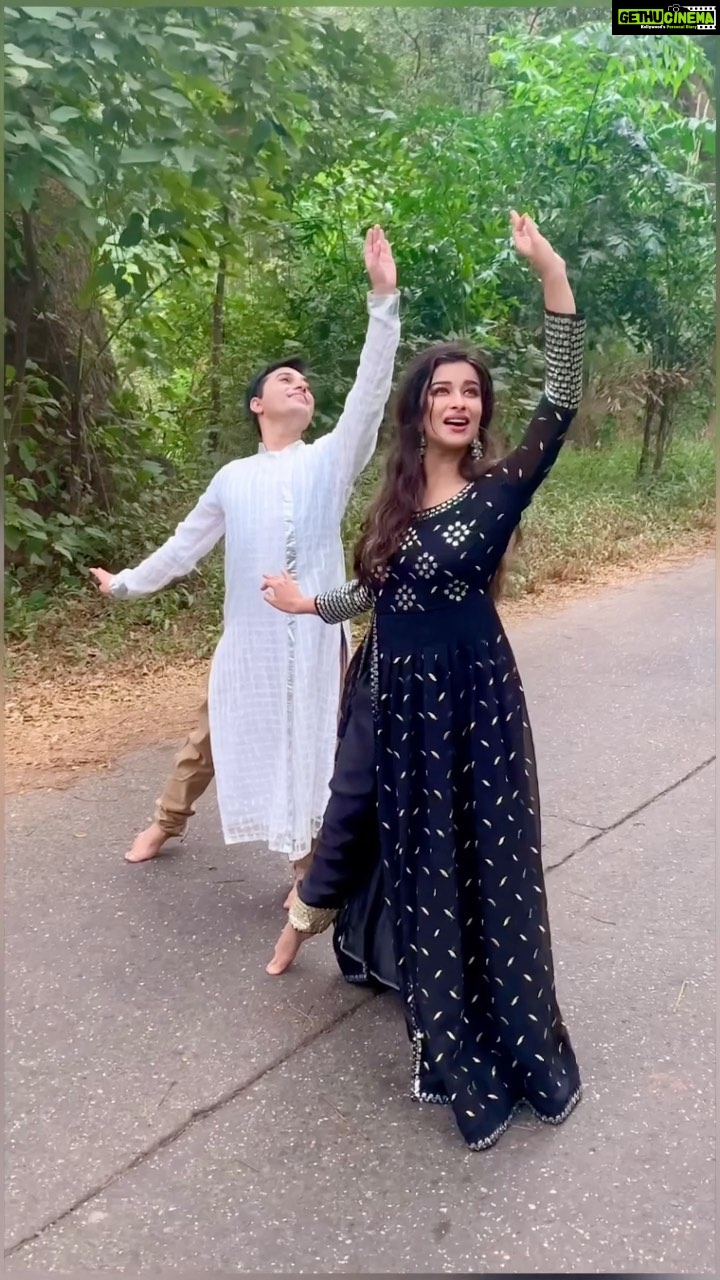 Madhuurima Instagram - When two buddies and one being my dance teacher make quick dance reels on random roads ππ @mehuljoseph123 . #reels #kathak #reelsinstagram #reelitfeelit #feelitreelit #explore #video #videooftheday #cinema @ranveersingh @deepikapadukone #bajiraomastani #movie