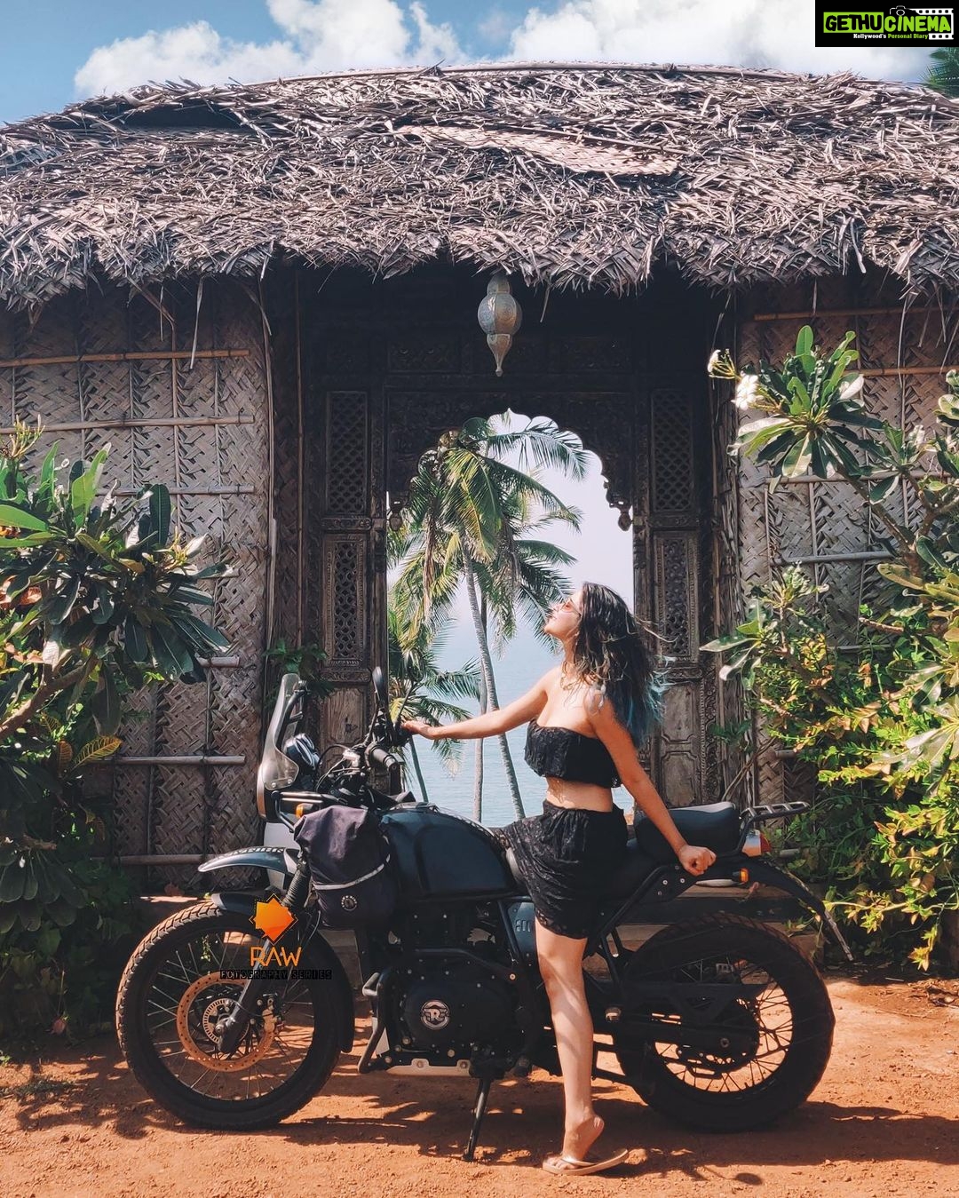 Madhuurima Instagram - Abh kya batau mei. Life he kuch aise hai 😍😍😍😍😍 #goa #bike #biker #bikersofinstagram #bikergirl #bikerlife #bikerchick #indian #collaboration #vacation #fun #trip #explore #nyrabanerjee @thecapegoa shot by @rawfotographyseries The Cape Goa