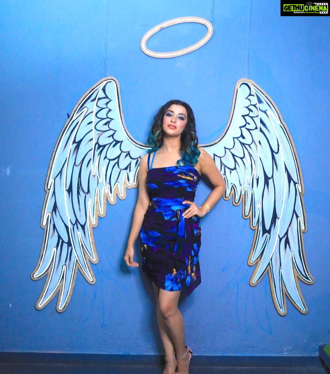 Madhuurima Instagram - Aajkal pau zameen par nahi padte mereπππ @clubillusions.andheri #angel #angelina