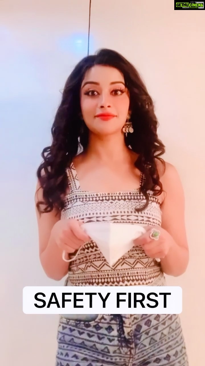 Madhuurima Instagram - Worried about going in public in these tough times? Well, I have my @hilifewomen #KN95 mask with me to safeguard me from all kinds of virus, dust and pollution. I have my safety right with me, do you? Get your Hi Life KN95 #mask and never get scared to go out in public. Pink and red saree by @dreamshoppie Like the page to know more @hilifewomen #Hilife #Hilifewomen #Luxuryforessentials #Hilifeluxuryforessentials #Masks #Safetyfirst #Hilife #Hilifemasks #Personalcare #Safety #Breathablemask #KN95 #hilifeproducts