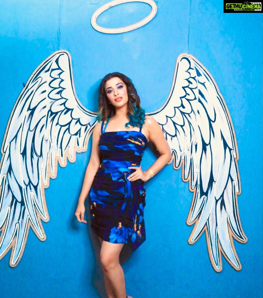 Madhuurima Instagram - Aajkal pau zameen par nahi padte mereπππ @clubillusions.andheri #angel #angelina