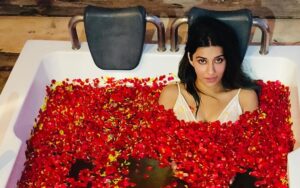 Madhuurima Instagram - And today is rose day. 🥰🥰🥰 @thecapegoa thanks for the lovely experience. Shot by @rawfotographyseries #rose #roseday #loveday #love #pyaar #ishq #mohabbat #life #beauty #paradise #goa #goal The Cape Goa