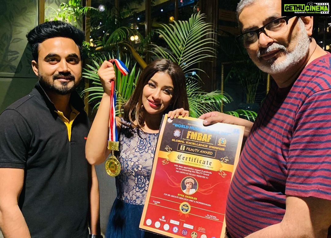 Madhuurima Instagram - Thank you so much @thenichefashion_arena @ssongerwala @quresh2018 for this honour on the special day. Feeling blessed and grateful #award #awards #awardee #blessed #love