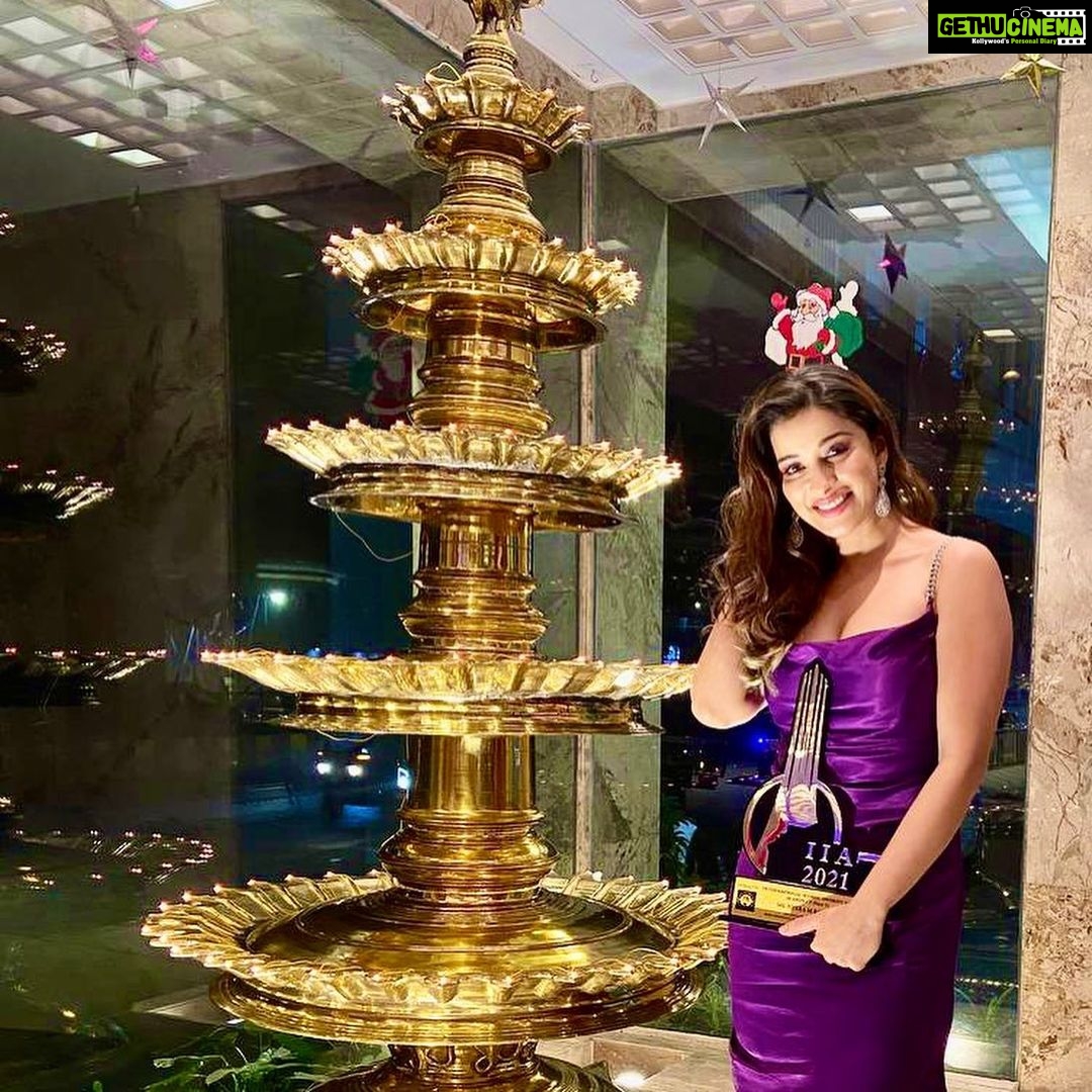 Madhuurima Instagram - “ BEST PERSONALITY OF INDIAN TELEVISION 2021 “ awarded by the “THE INTERNATIONAL ICONIC AWARDS “ Thank you @internationaliconicaward @iadityakhurana Thank you mom @whitepeacockh for shaping me up into what I’m today ! Ur a proud mom isn’t it ? Thanks to all the special people in my life ❤️ Thank you all my fans , viewers and supporters for your constant love and support ❤️. #blessed #gratitude #love #awards Hairstylist @dethejaya Makup @mujahidshaikhmakeupartist