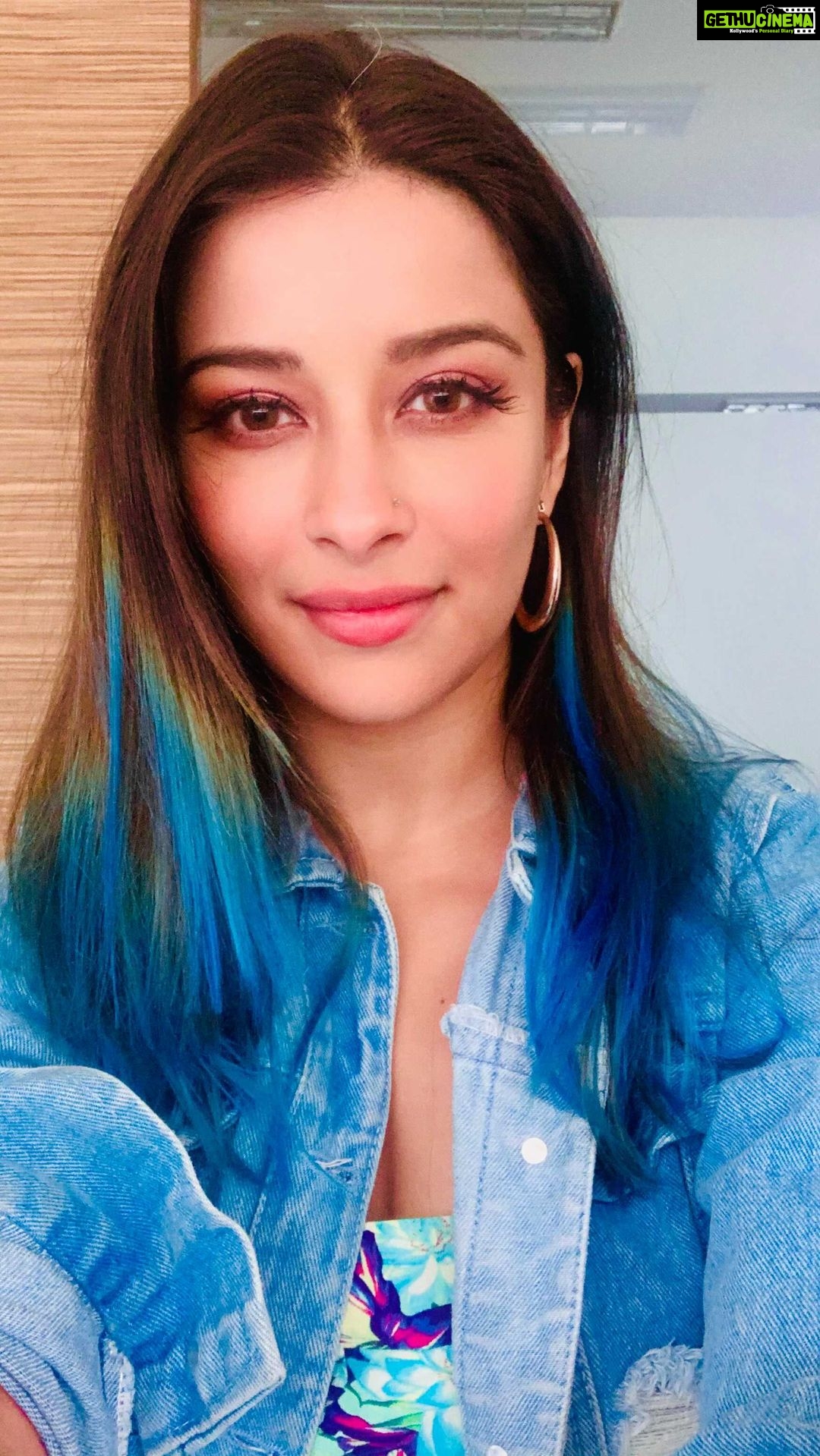 Madhuurima Instagram - And that’s how @ro_hit_hain pranked on me #prank #masti #bollywood #masti #crazy #crazygirl #fun #december #friday #fridayvibes #video #videos #videography #videooftheday #nyrabanerjee #madness #actor #beauty #model #funnyvideos #habibi #dubai #groom #coffee #date
