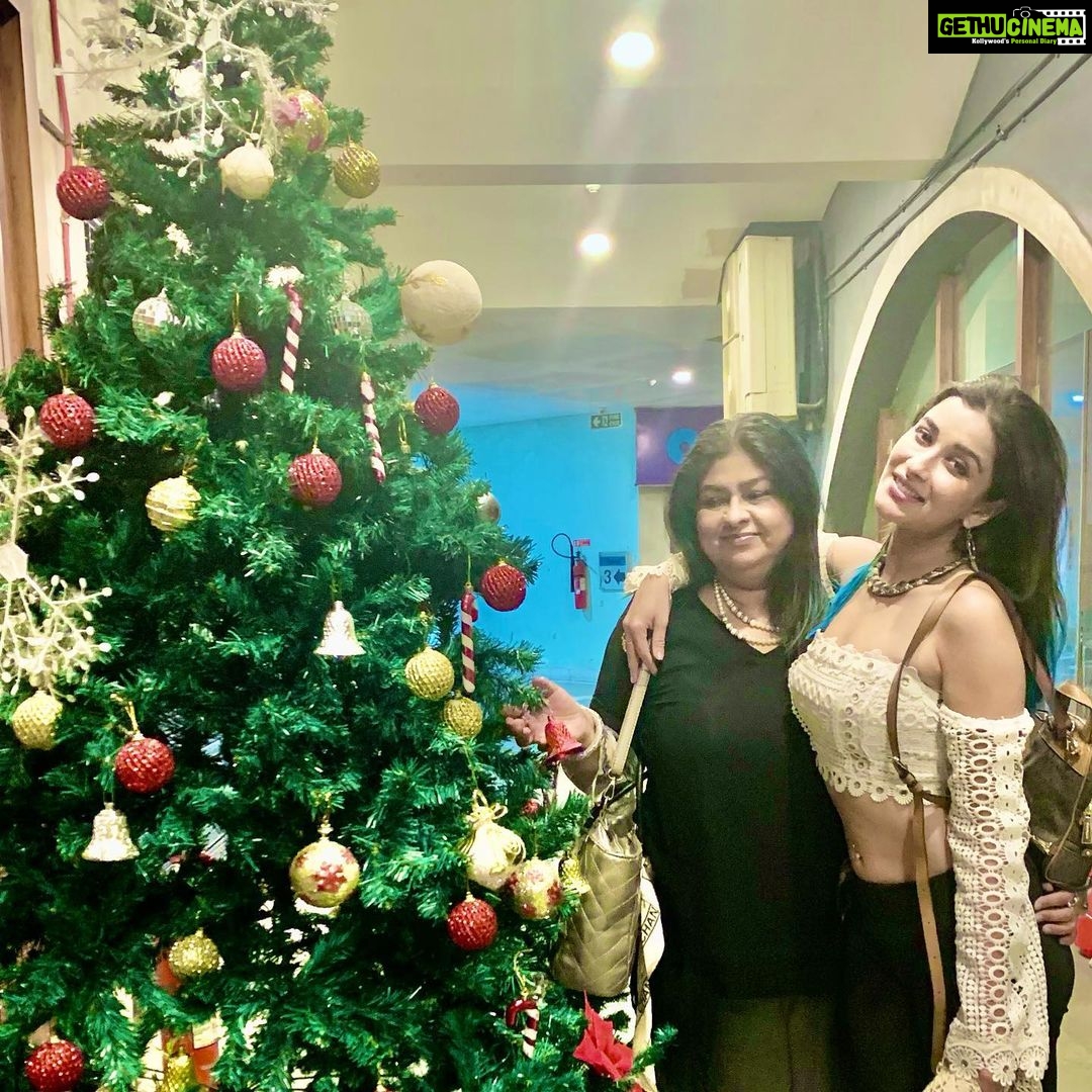 Madhuurima Instagram - We wish u a merry Xmas and a happy new year 🥰🥰🥰 @whitepeacockhealing #xmas #merrychristmas #merrychristmas🎄 #happiness #beauty #family #familytime #fun #instagram #instagood #explore