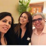 Mahima Chaudhry Instagram - We had just started to meet friends, de mask at restaurants.. slowly getting some normalcy.. and this virus comes back ruthlessly ,more potent. May god heal all those who are suffering. I pray we defeat this Damn virus . Get well soon my friend @rajeevmasand .Get back strong 💪🏼 soon .I love this Picture taken a month ago.. don’t know who is smiling the hardest ... ❤️love and prayers to everyone. Stay safe.