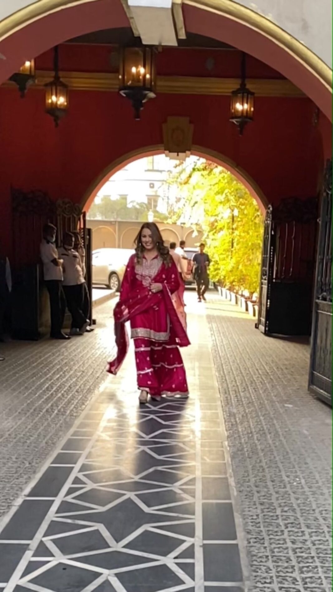 Mahima Chaudhry Instagram - Mehandi in Kolkata @gopivaiddesigns @duttsanjay #filmkurushetra#bollywood #mehandi #indianwedding #weddingdress @eyecatchers_salon