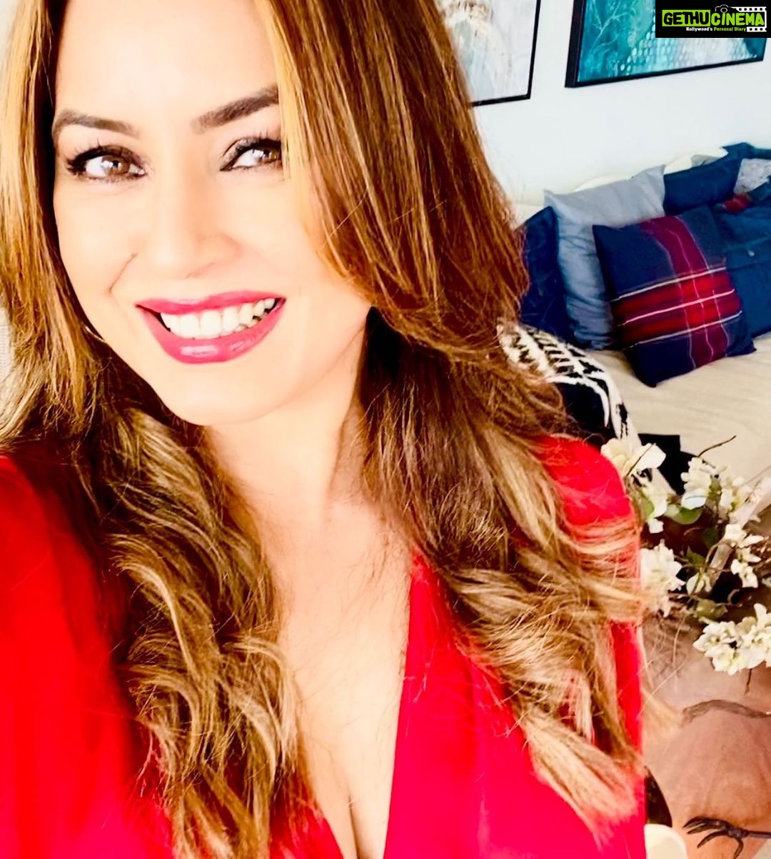 Mahima Chaudhry Instagram - Here I go celebrating the month of LOVE. ❤️With red . Taking your cue @realhinakhan ❤️