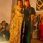 Mahima Chaudhry Instagram - I know Pria like I said for a 100 years or more 🤣before I even became an actor, yes before Pardes!!!! This is a #throwback to I think 1999. Thats Mom, me @priakataariapuri at her show. I walked a #fashion show for pria as a show stopper as they call it.back then actors never walked the ramp………. Pria were we the first ?so perhaps we started the trend Pria has always been a friend, a constant in my life,together we have evolved, transformed, grown, changed & she always manages to create the best stuff for me. Im extremely comfortable in her #kaftans and so u guys see me donning it so often. Love them… #bollywood #bollywoodstyle #fashionshow #friends #mom #indianwear #indianfashion