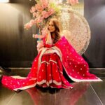 Mahima Chaudhry Instagram - Red is still the colour of the month @gopivaiddesigns #valintinesday #photooftheday #instadaily #instagram #indianwedding #indianwear #fashion #style #indian #wedding #mehndi #loveyourself