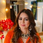 Mahima Chaudhry Instagram - Happy diwali every1. .. just felt like posting what u DONT EVER GET to see.. the goof takes .... while shooting diwali messages for a brand this was behind the scenes .. #Workfromhome. You can hear my house staff prompting me with the correct lines.. Thaught it would be fun to share. Have a fun diwali stay safe