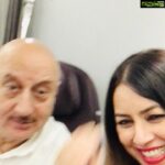Mahima Chaudhry Instagram - #throwback or should I say pre covid times ...when I ran into my favourite @anupampkher ..& teased him about being an NRI🙃as hes almost made New York his home doing so much work in Hollywood .. discovered candy crush was his stress buster.that was amusing !He is lovely ,greatest actor ,nicest man !!he came to my daughters bday to surprise the kids during this visit to india last year june.worked a lot with him & learned loads not just about films but mostly LIFE & how to stay calm. We did 2 english films together I loved ”Hope & a little sugar” in New York & I was also part of his first directed film OM Jai Jagdish.#precovid19 #flight #bollywood