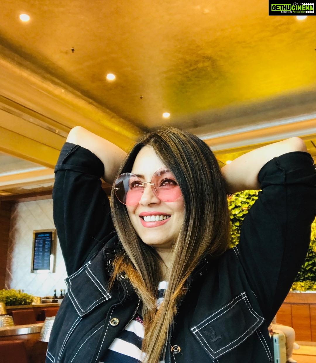 Mahima Chaudhry Instagram - I guess my airport look .. is keep it basic -big SMILE&HOPE for lots of sunshine #traveldiaries#airportloook#pink#shades#vistaraairlines#sunglasses#style#bollywood#sunshine#instadaily