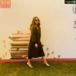 Mahima Chaudhry Instagram - Wats up! Been away from insta ..... y? 🤔just 🙄.... life continued at a great pace.. sharing a few moments from the delhi times of india festival . My first at a literary fest🤗big Thanku to my dearest vinitananda#timesofindia I loved it ❤️ my talk went well I thaught 🙃met someone lovely people and this great artist/fan who had done my sketch .. so good!#newdelhi#literaryfestival #bookstagram#timesofindia #gunglasses #love #joy #writerscommunity