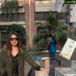 Mahima Chaudhry Instagram - Wats up! Been away from insta ..... y? 🤔just 🙄.... life continued at a great pace.. sharing a few moments from the delhi times of india festival . My first at a literary fest🤗big Thanku to my dearest vinitananda#timesofindia I loved it ❤️ my talk went well I thaught 🙃met someone lovely people and this great artist/fan who had done my sketch .. so good!#newdelhi#literaryfestival #bookstagram#timesofindia #gunglasses #love #joy #writerscommunity