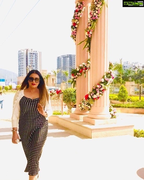 Mahima Chaudhry Instagram - Working sunday in mumbai today .. was a breeze.... no traffic... ooops I mean less traffic... this afternoon at this beautiful club inauguration.