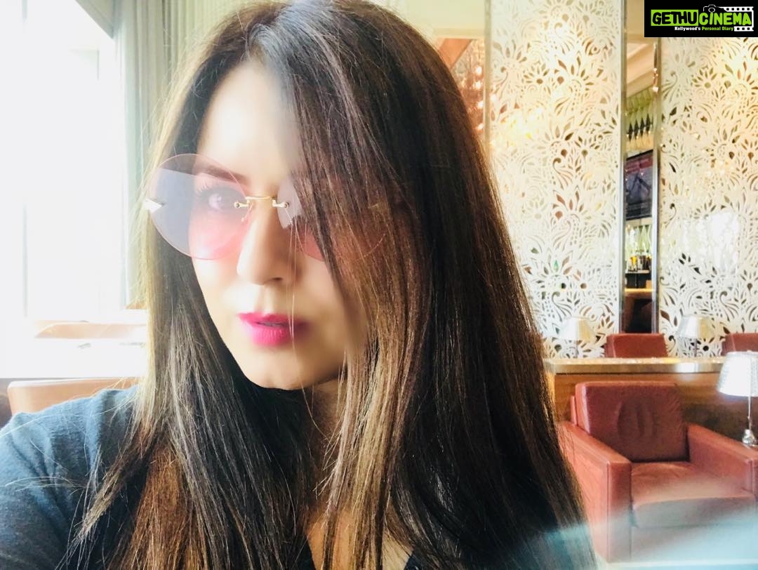 Mahima Chaudhry Instagram - ...when u do the most annoying thing.... take a selfie in an airport lounge... ... yuk!!!!! Endlessly waiting for the flight to darjeeling.. always a thrill to visit ur roots... still waiting.❤️#airportdiaries #jetairways #selfies