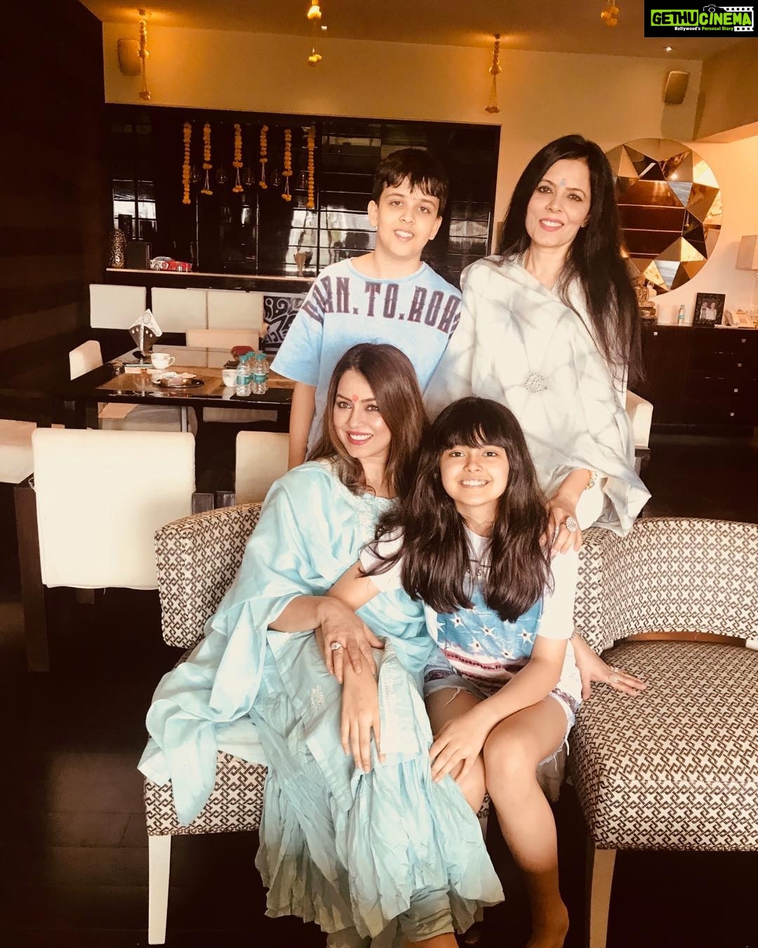 Mahima Chaudhry Instagram - Happy ganesh chaturti to everyone.. here im with my bunnies and sister#ganpati