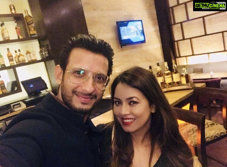 Mahima Chaudhry Instagram - 2 idiots in goa😂... oops one... always a thrill to catch up with the adorable actor.#goa#event#traveldiaries#smile
