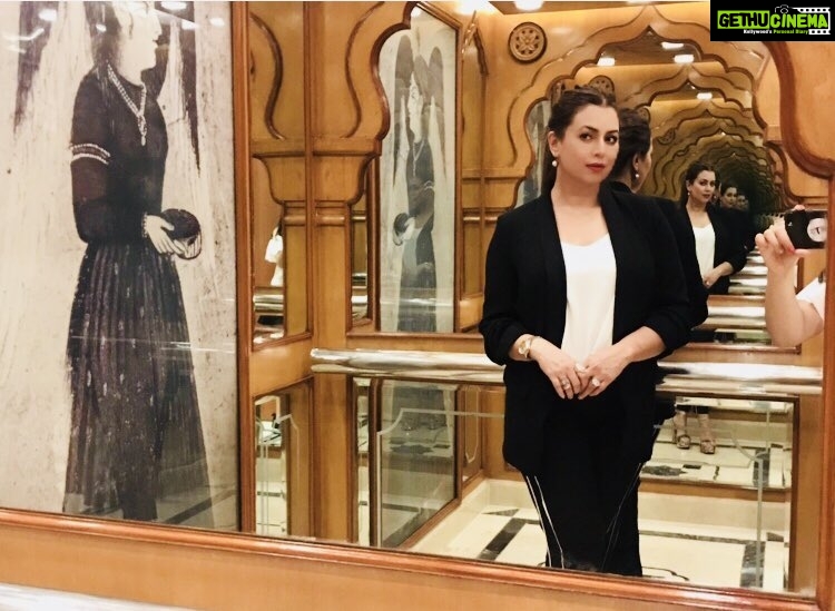 Mahima Chaudhry Instagram - Motherhood...💖is when u dont see yourself in the picture but can only see “those tiny hands” trying to capture u in an infinity mirror ...and u marvel at the take💋my little genius #motherhood#photography#tajhotels#delhi