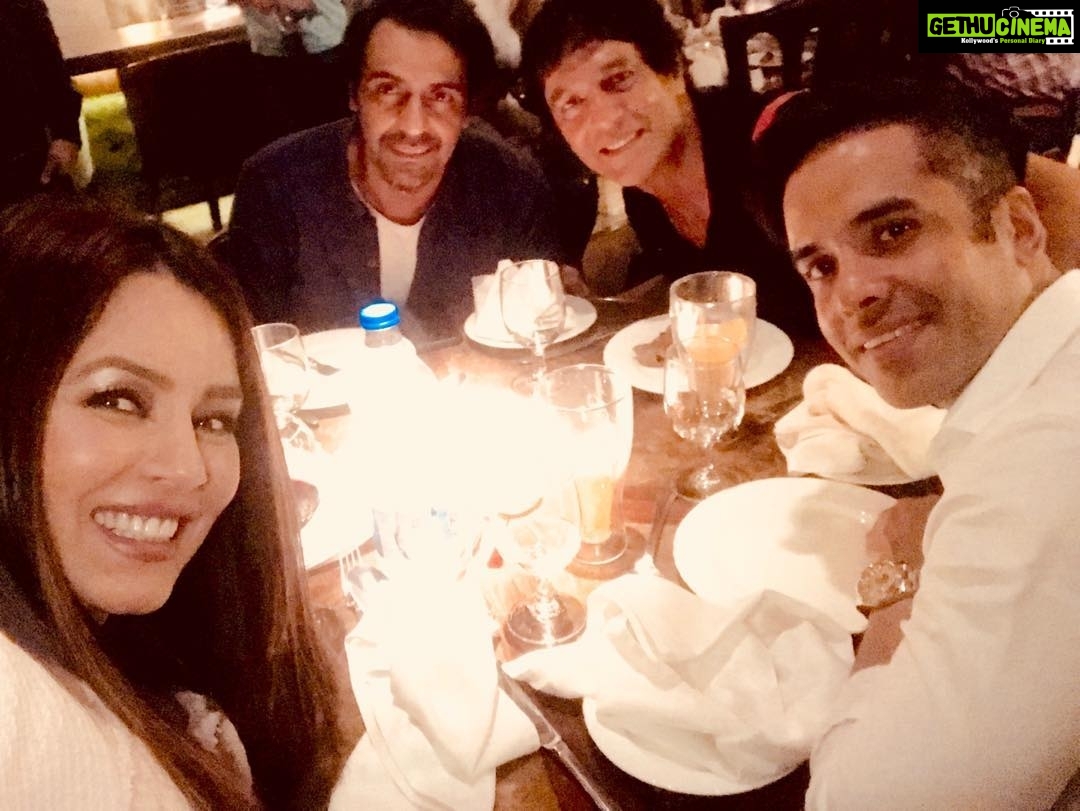 Mahima Chaudhry Instagram - Happy times .. surrounded by handsome blokes .. arjun, chunky , tushar....my happy hour!!!