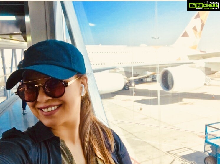 Mahima Chaudhry Instagram - On a plane to my favourite city nyc on my fav ride Etihad ....and the world looks rosy through those shades#etihadairways#nyc#traveldiaries#flight#drishtiplatinum