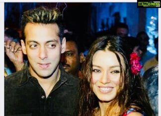Mahima Chaudhry Instagram - Its friday the 13 th . Thats my number “ 13 “ born on a 13 th isnt enough to qualify me as a devil... its that killer smile i get on my face sometimes... thats a giveaway... a throwback with the human...during bagbaan #bollywood#bagbaan#smile#😘🤗#bollywoodactor#instantbollywood