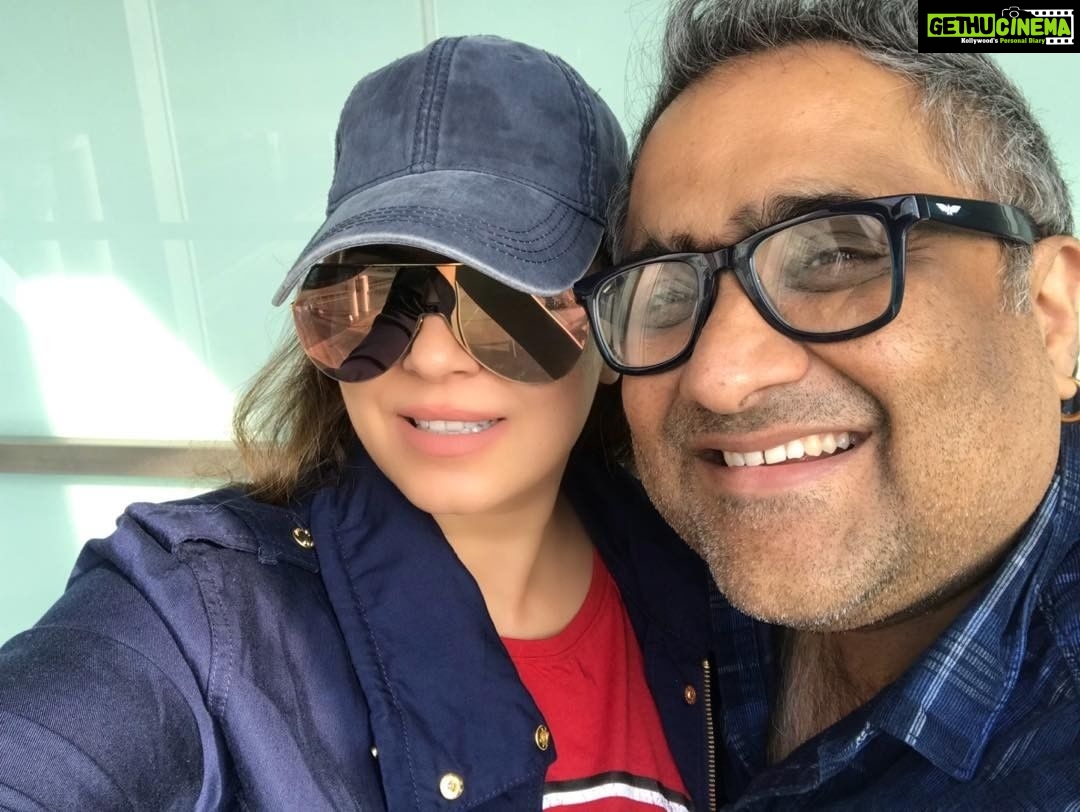 Mahima Chaudhry Instagram - 6 am flights ... way toooo early .,,, one of the most difficult flights to make it to....,,,, there will loads of “ rocking” tonight in kolkata .. we got kunal “ ganjawala” on the house!!!!!!