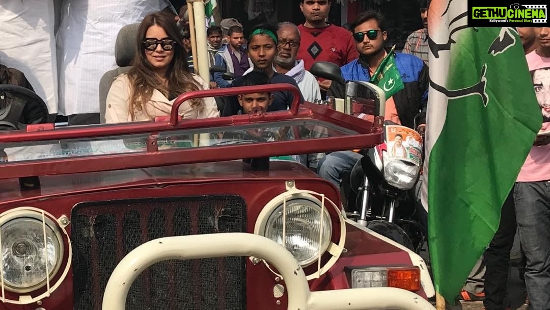 Mahima Chaudhry Instagram - Early morning lukhow... got no roof above my head happy getting D3 n lots of sun to keep me warm