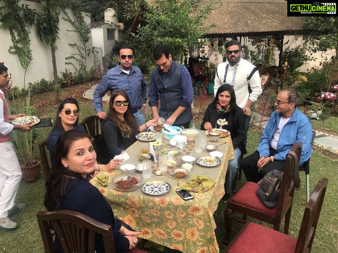 Mahima Chaudhry Instagram - ...thats me helping the host make “ sinful churi” with hot roti, shakkar n ghee.... totally posing while doing all of that. The host anil is super sincere