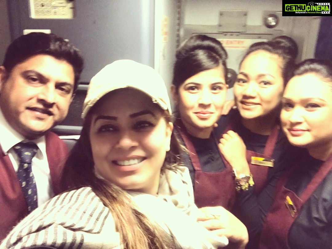 Mahima Chaudhry Instagram - A shout out the fab 5 on my mumbai bound flight... cheers!😍😍😍😍😍#jetairways