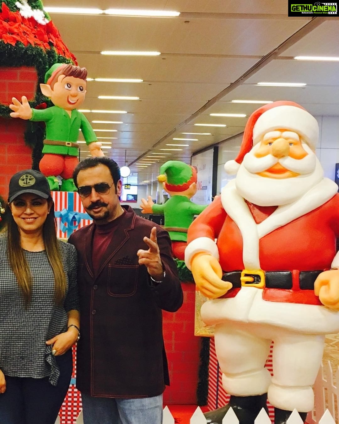 Mahima Chaudhry Instagram - Merry xmas ... perfect pic with the good man santa n d Bad man GG