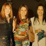 Mahima Chaudhry Instagram - I know Pria like I said for a 100 years or more 🤣before I even became an actor, yes before Pardes!!!! This is a #throwback to I think 1999. Thats Mom, me @priakataariapuri at her show. I walked a #fashion show for pria as a show stopper as they call it.back then actors never walked the ramp………. Pria were we the first ?so perhaps we started the trend Pria has always been a friend, a constant in my life,together we have evolved, transformed, grown, changed & she always manages to create the best stuff for me. Im extremely comfortable in her #kaftans and so u guys see me donning it so often. Love them… #bollywood #bollywoodstyle #fashionshow #friends #mom #indianwear #indianfashion