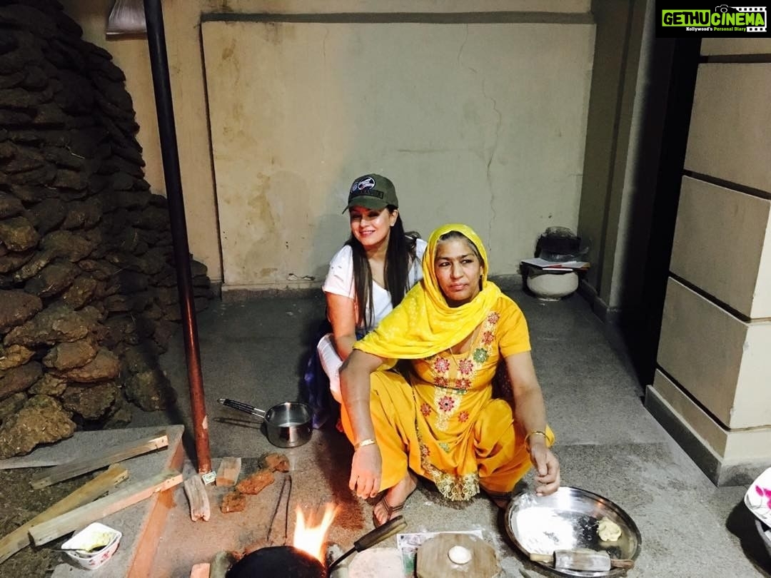 Mahima Chaudhry Instagram - Njoyed n Love village food.. pure organic ....