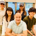 Mahima Chaudhry Instagram - All smiles when ur around @anupampkher . You carry joy with u .Thanku for the time spent .,the gyan to the kids which Made such an impact . Lots of love