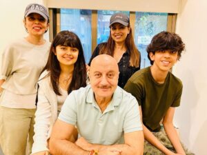 Mahima Chaudhry Instagram - All smiles when ur around @anupampkher . You carry joy with u .Thanku for the  time spent .,the gyan to the kids which Made such an impact . Lots of love