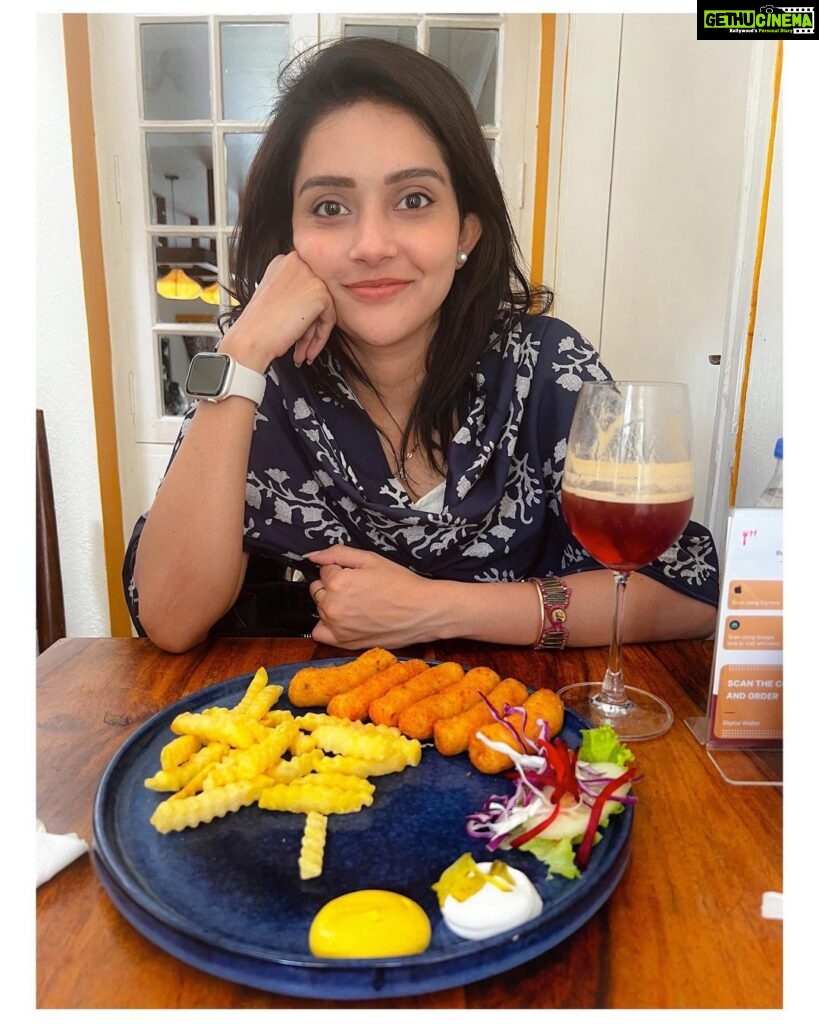 Mahima Nambiar Instagram - Dear Food, I think I love you ❤️!! Yes we think we are in love🍲 #goodfood #foodlove #iseeyou #foodgoals #cranberrytea #eyesonthefries #brunch